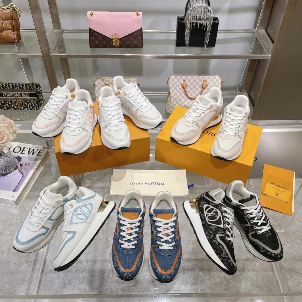👟👟Ex-factory price 640👟👟 Men's size +10 Louis Vuitton's official website synchronizes the 2024 couple's models, this Neo Run Away sneakers are inspired by running shoes, integrating LV's iconic must-have shoes into the trend. This version is a 1:1 replica of the original version, reinterpreting Damier canvas with cow leather and mesh fabrics, highlighting its simple lines and unique wedge outsole. The main details include the LV initials on the side and the engraved gold heel stabilizer on the back plus a hidden insole. 2cm. Sizes 35-42, 39-46. Full package. High version. New and old customers are welcome to inquire.